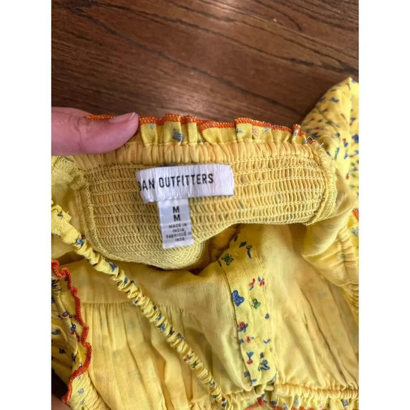 Urban Outfitters Women’s floral sleeveless romper size Medium yellow N08… - Picture 8 of 9